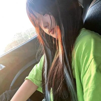 小鬼头上的女人